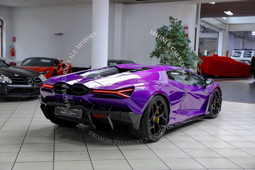 Lamborghini Revuelto 2024