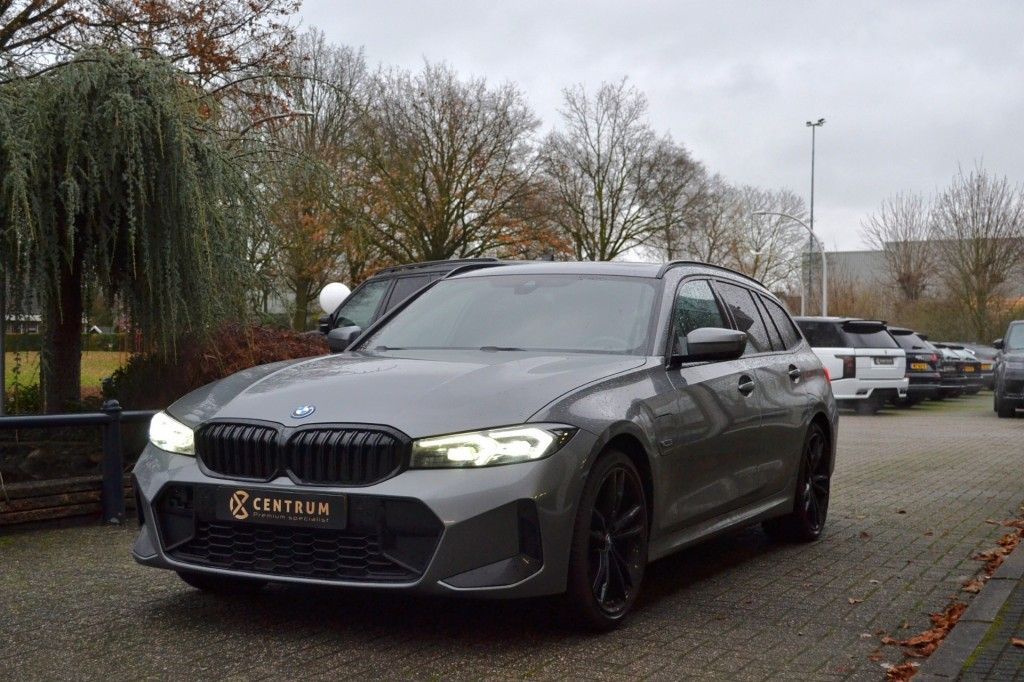 BMW 330 2023