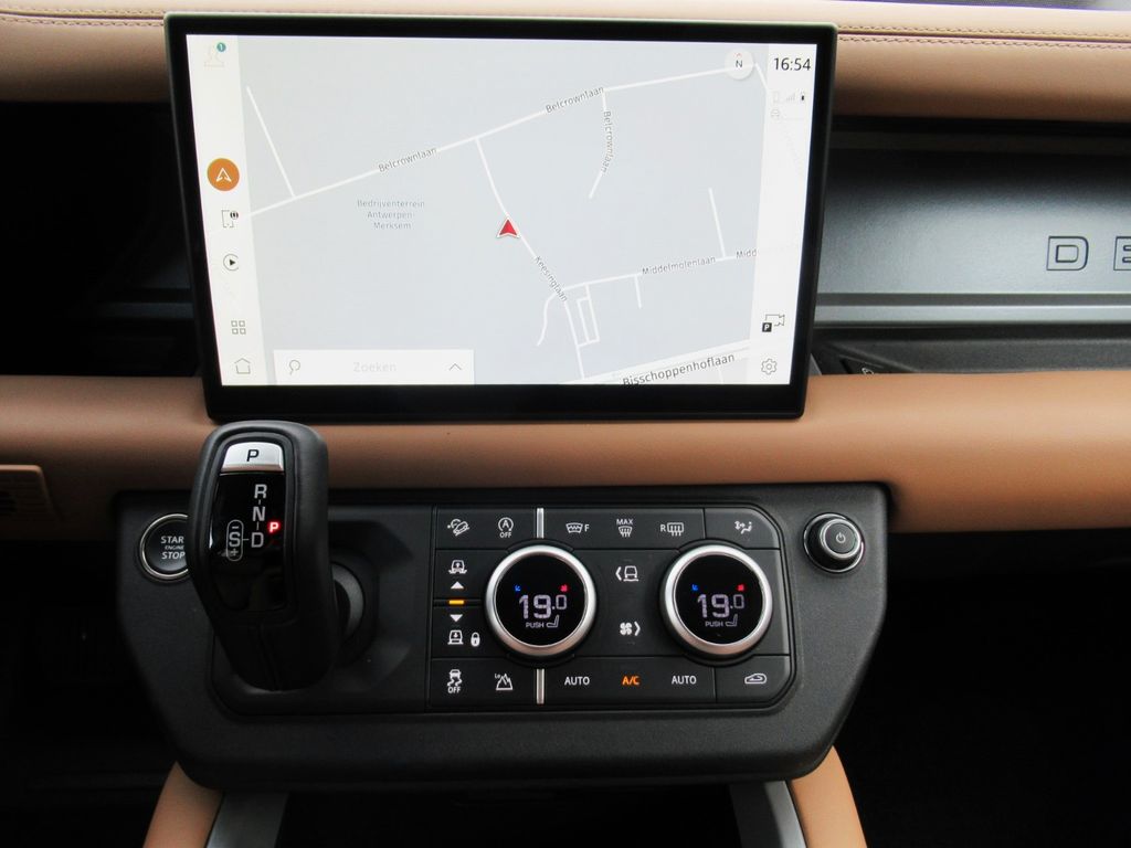 Land Rover Defender 2024