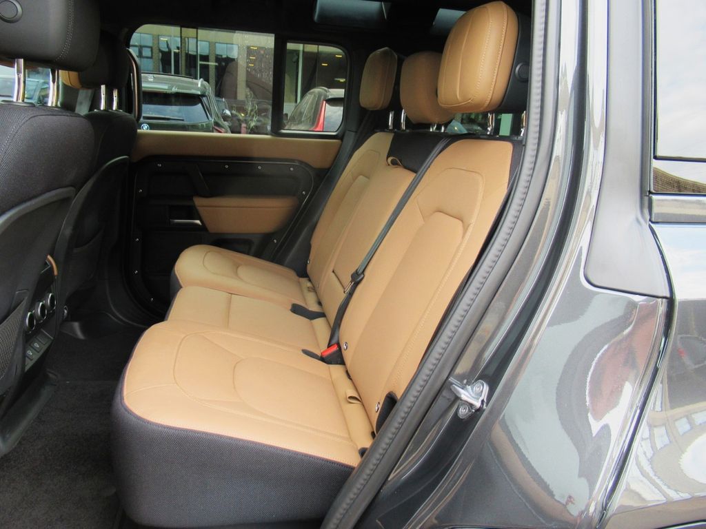 Land Rover Defender 2024