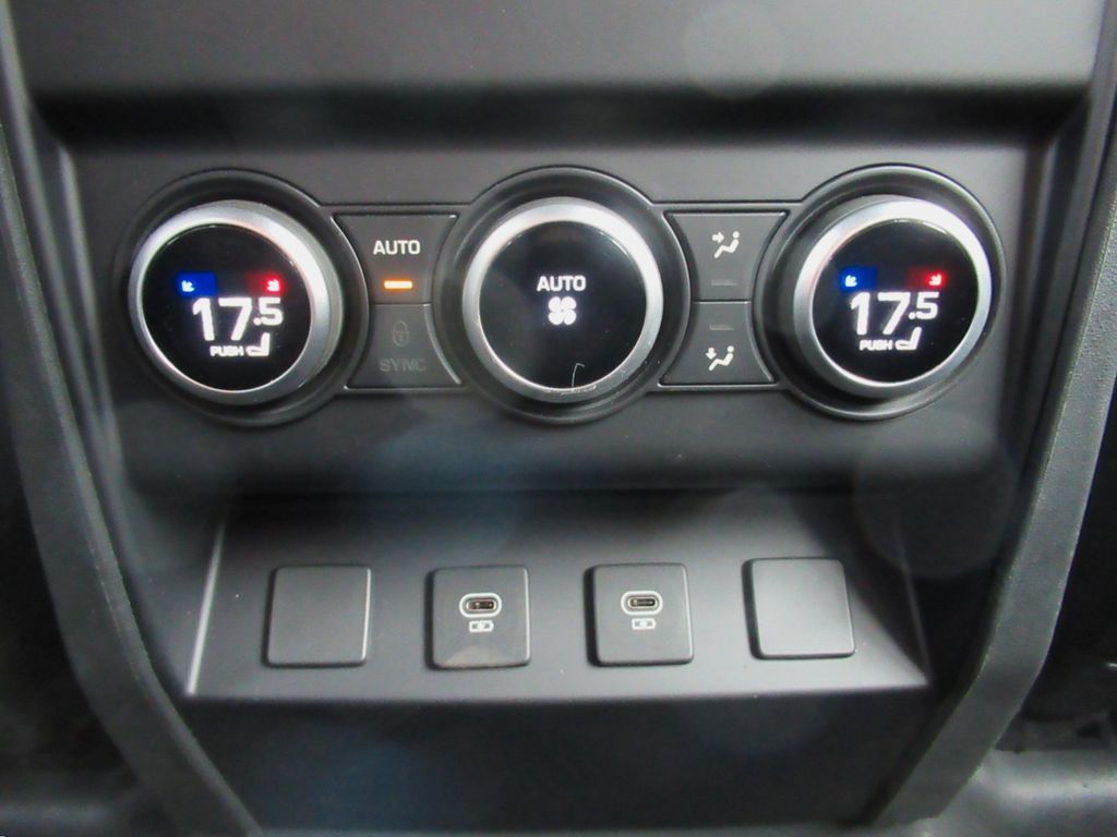 Land Rover Defender 2024