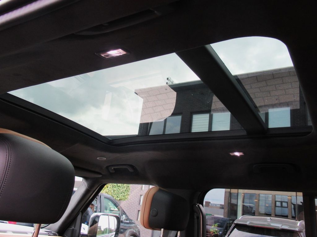 Land Rover Defender 2024