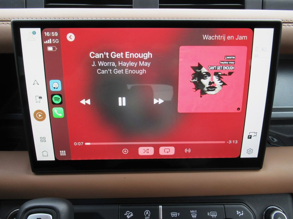 Land Rover Defender 2024