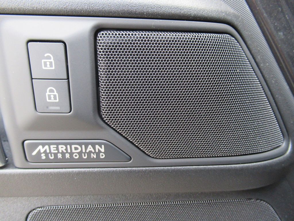 Land Rover Defender 2024