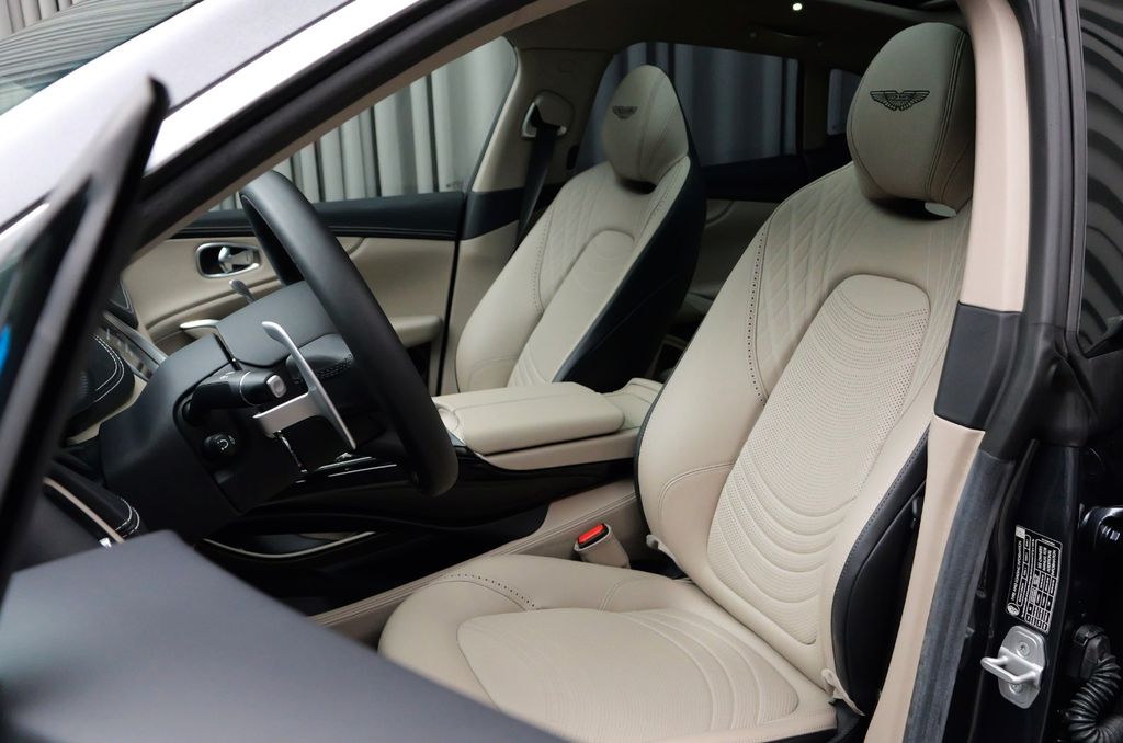 Aston Martin DBX 2023