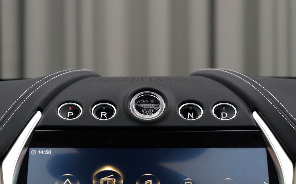 Aston Martin DBX 2023