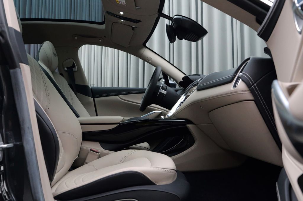 Aston Martin DBX 2023