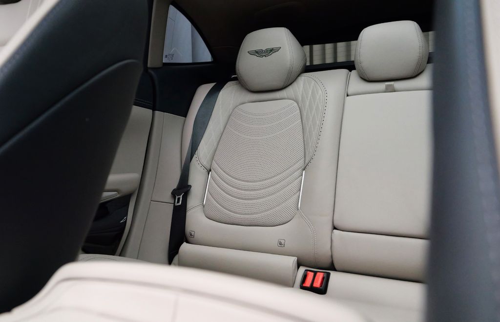 Aston Martin DBX 2023