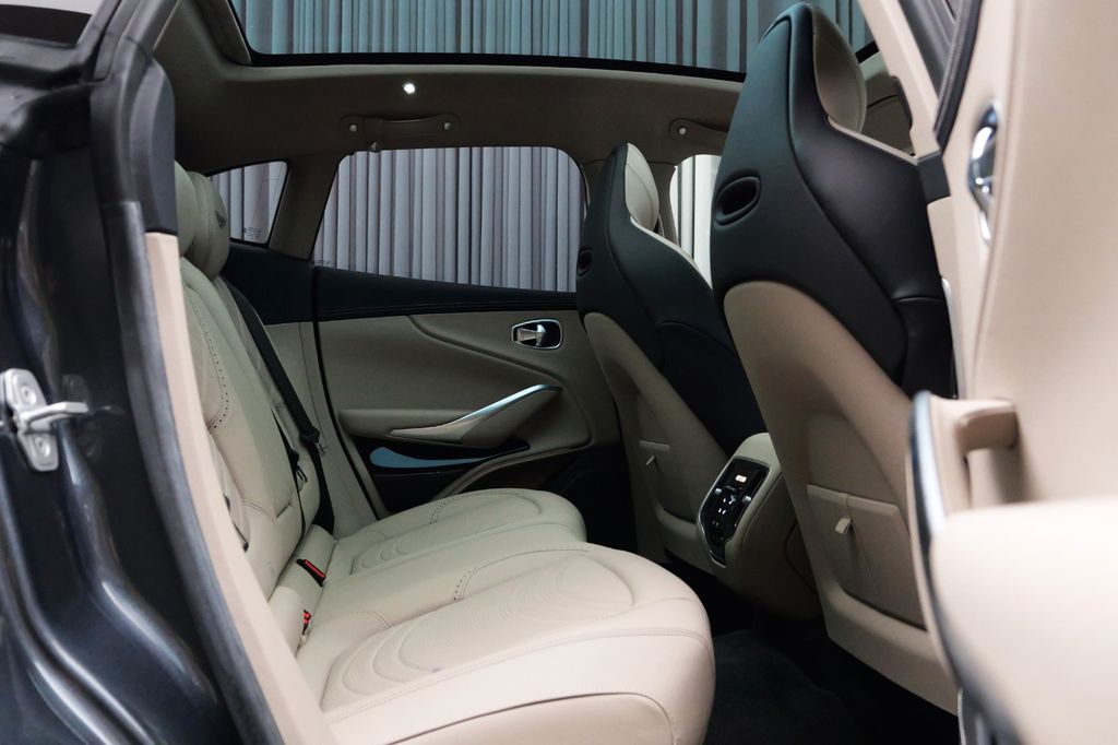 Aston Martin DBX 2023