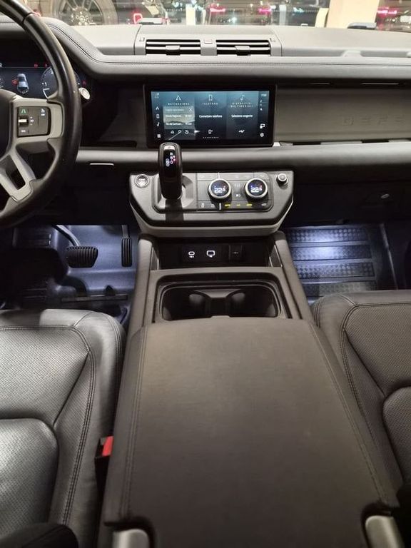 Land Rover Defender 2023