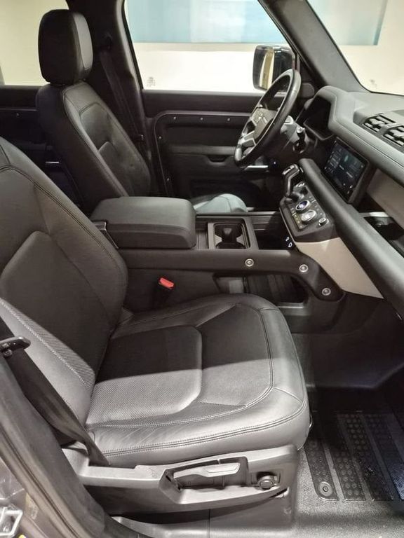 Land Rover Defender 2023