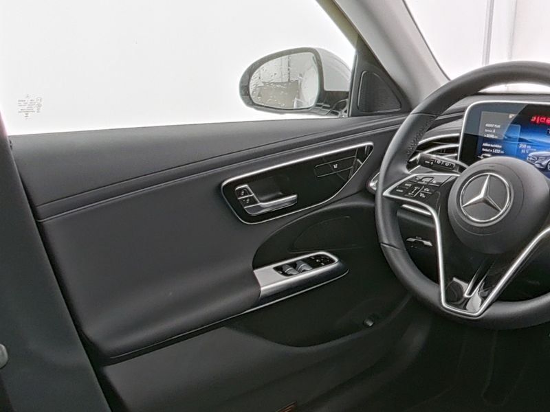 Mercedes-Benz E 300 2025