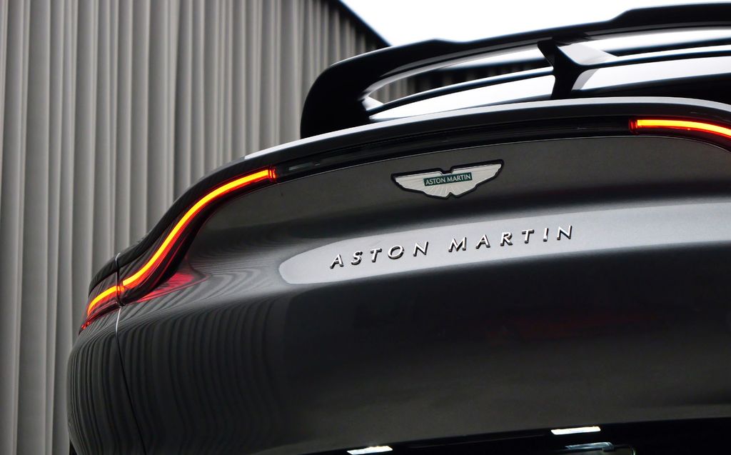 Aston Martin DBX 2024