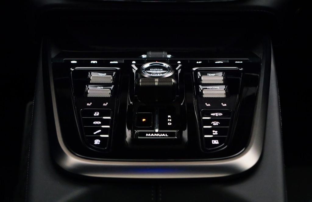 Aston Martin DBX 2024