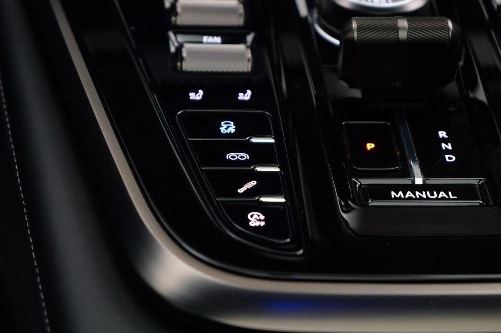 Aston Martin DBX 2024