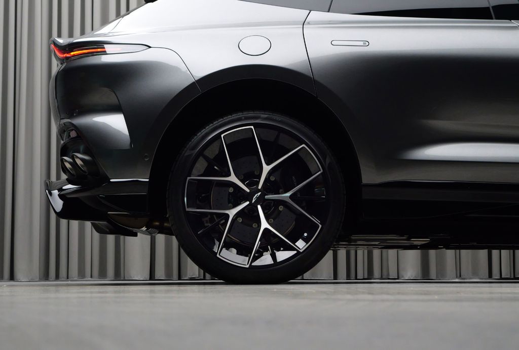 Aston Martin DBX 2024