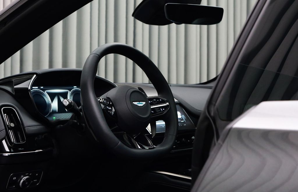 Aston Martin DBX 2024