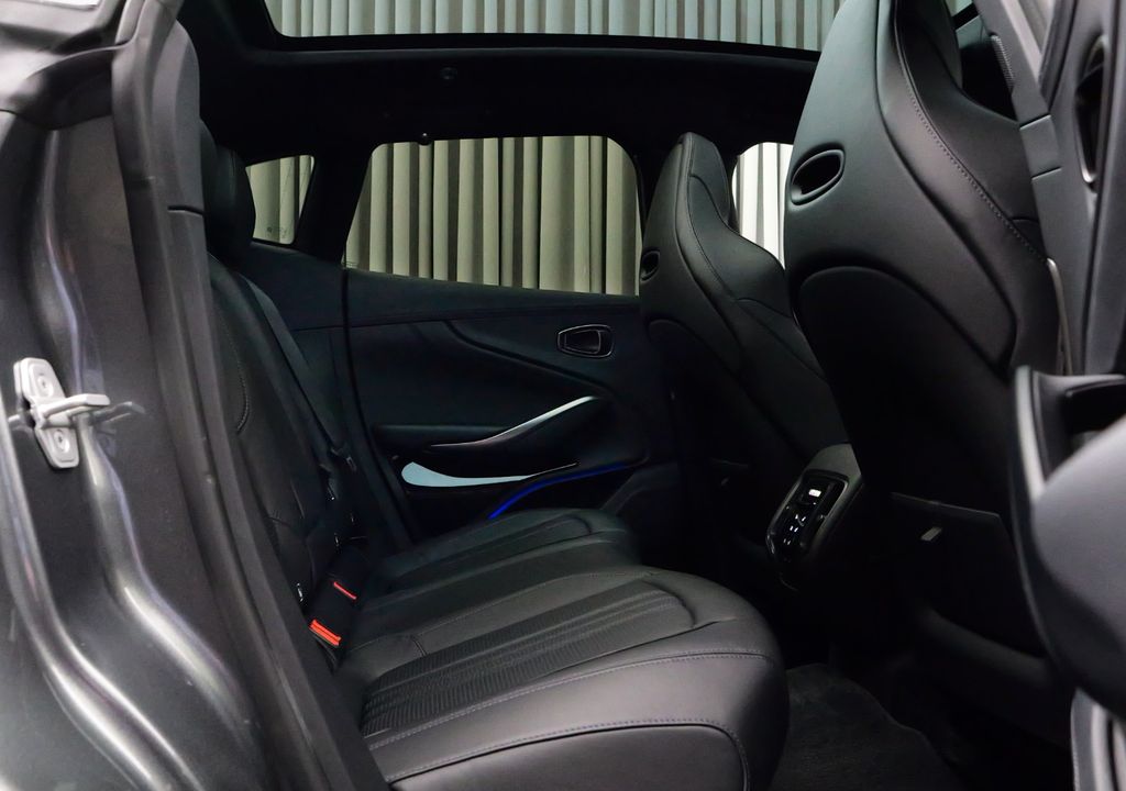 Aston Martin DBX 2024