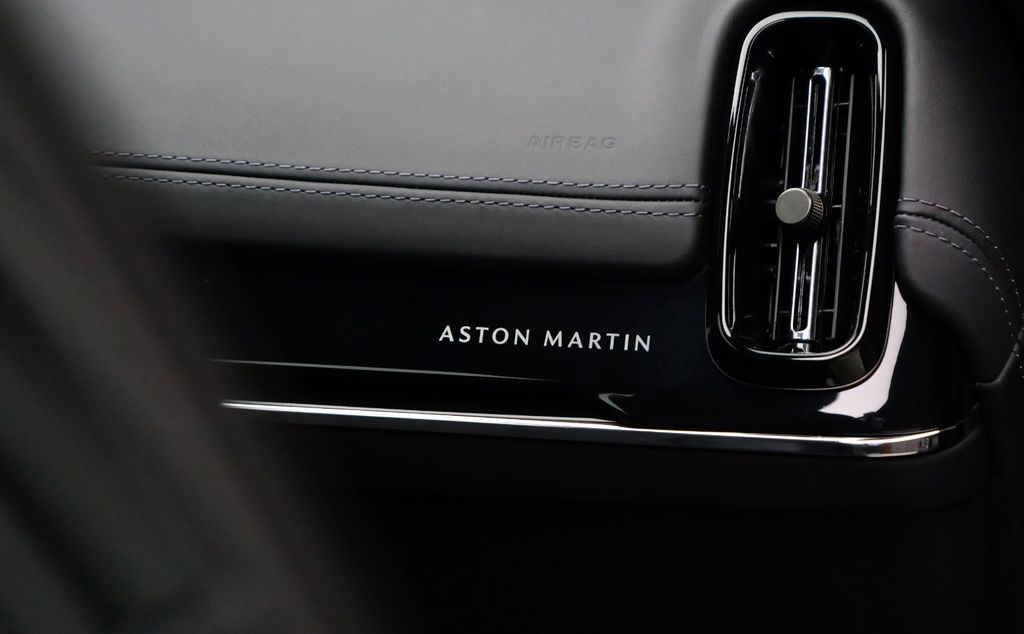 Aston Martin DBX 2024