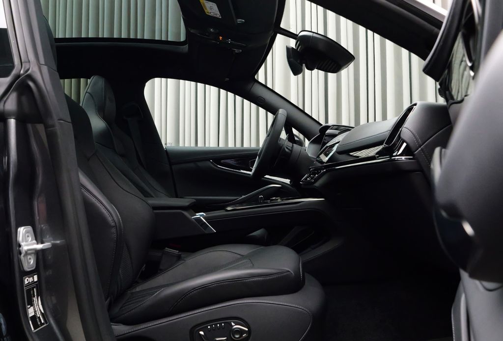 Aston Martin DBX 2024