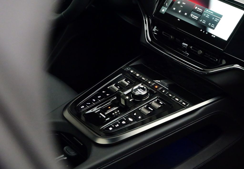 Aston Martin DBX 2024