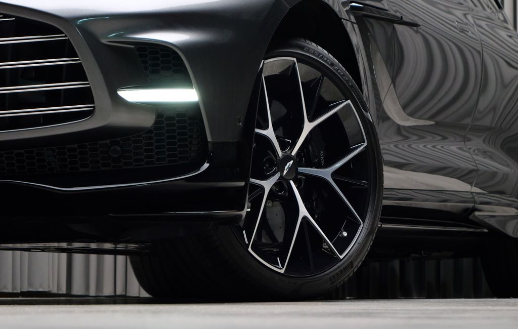 Aston Martin DBX 2024