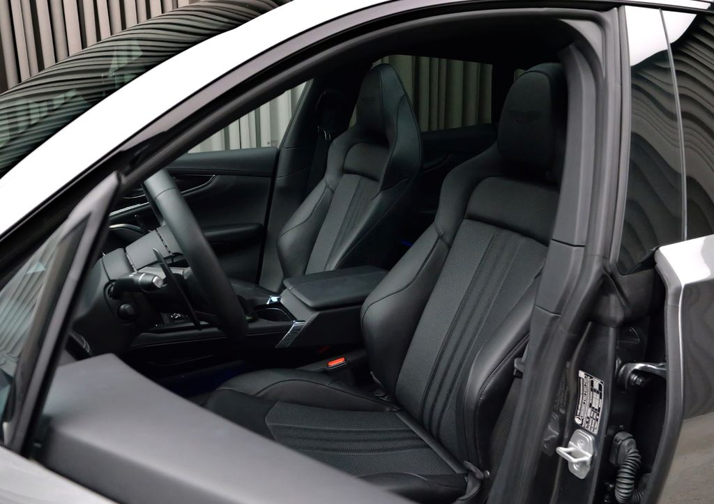 Aston Martin DBX 2024