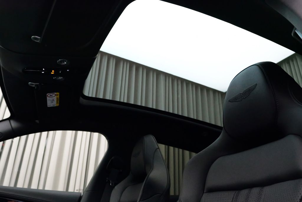 Aston Martin DBX 2024