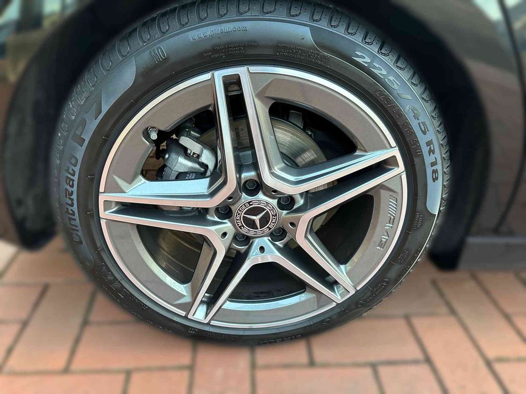 Mercedes-Benz A 220 2025