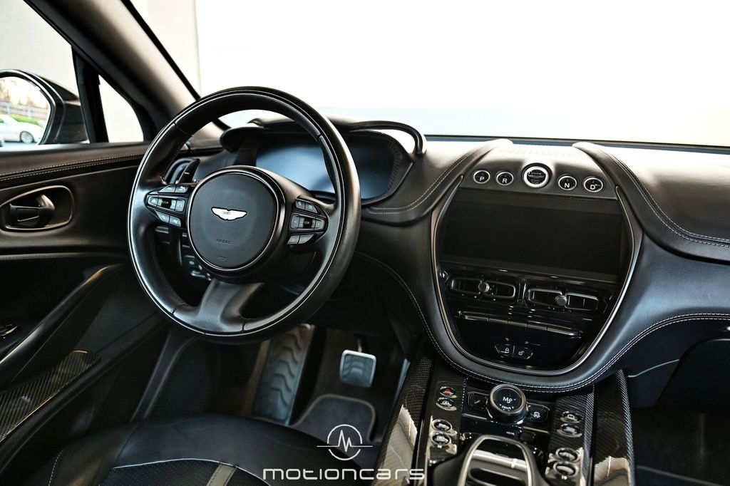Aston Martin DBX 2023