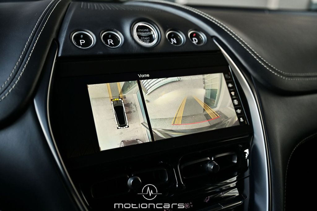 Aston Martin DBX 2023