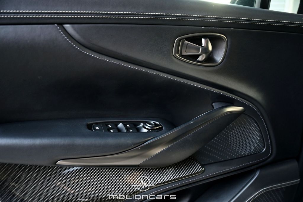 Aston Martin DBX 2023