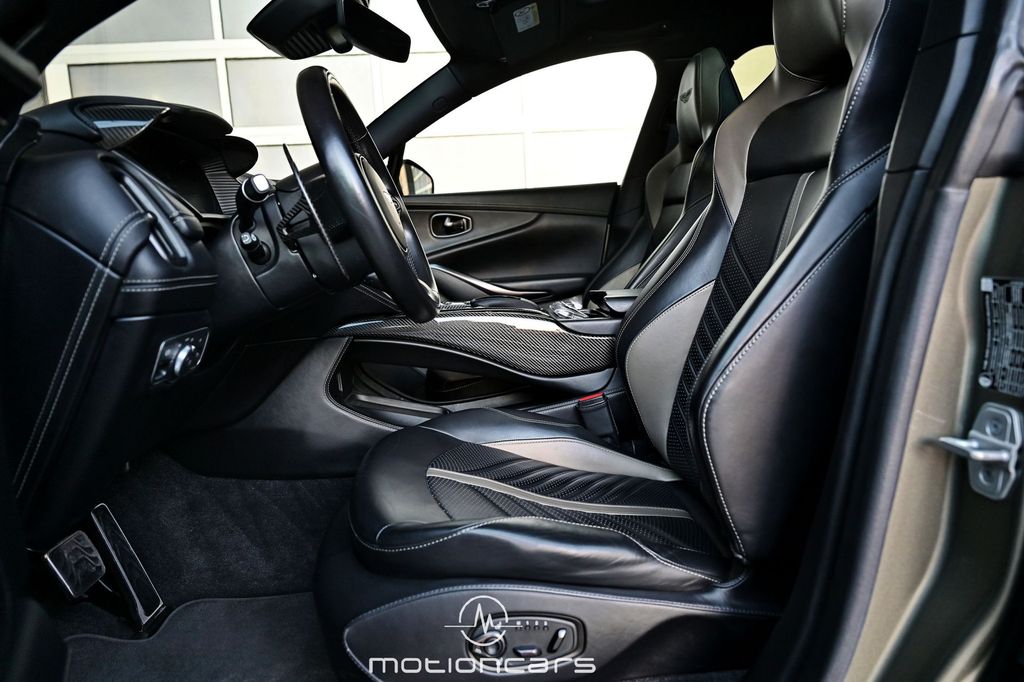 Aston Martin DBX 2023