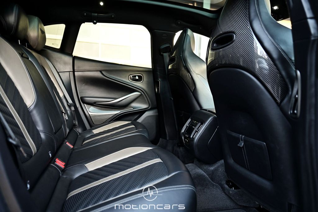 Aston Martin DBX 2023