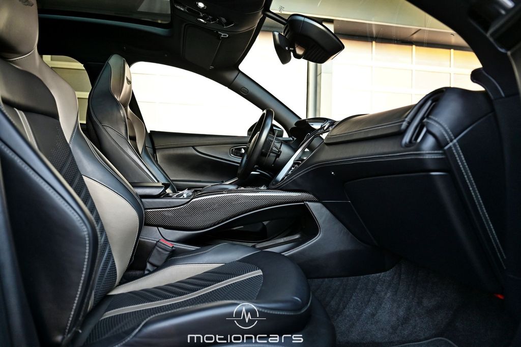 Aston Martin DBX 2023