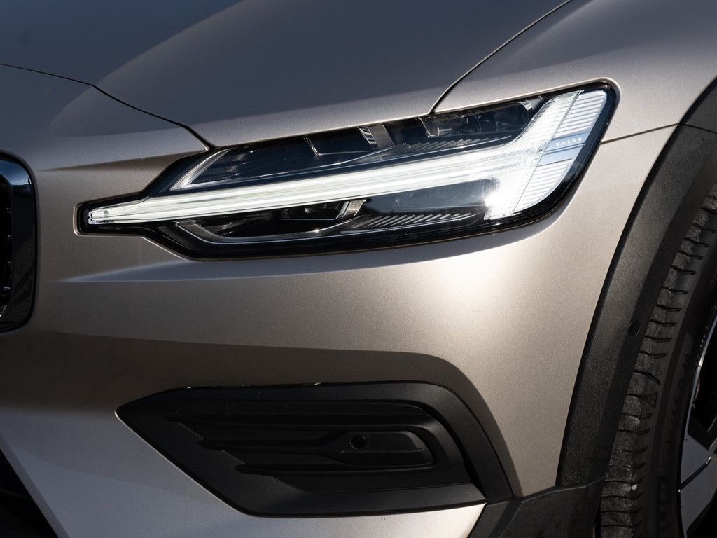 Volvo V60 Cross Country 2023
