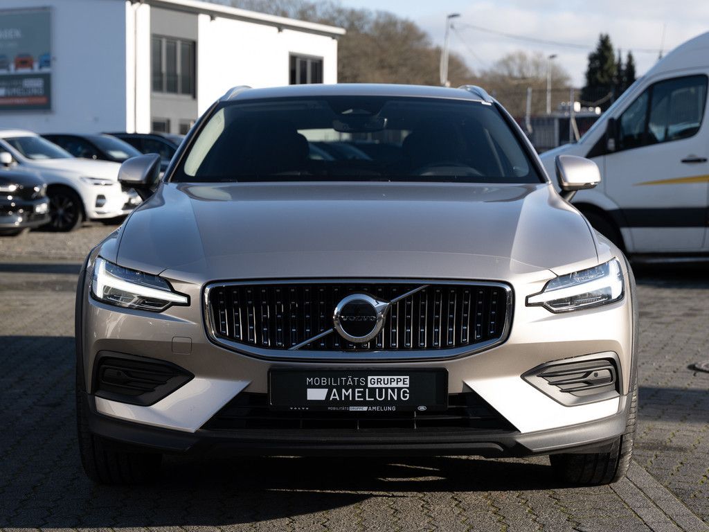 Volvo V60 Cross Country 2023