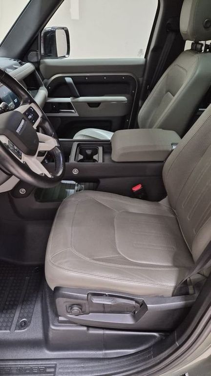 Land Rover Defender 2021