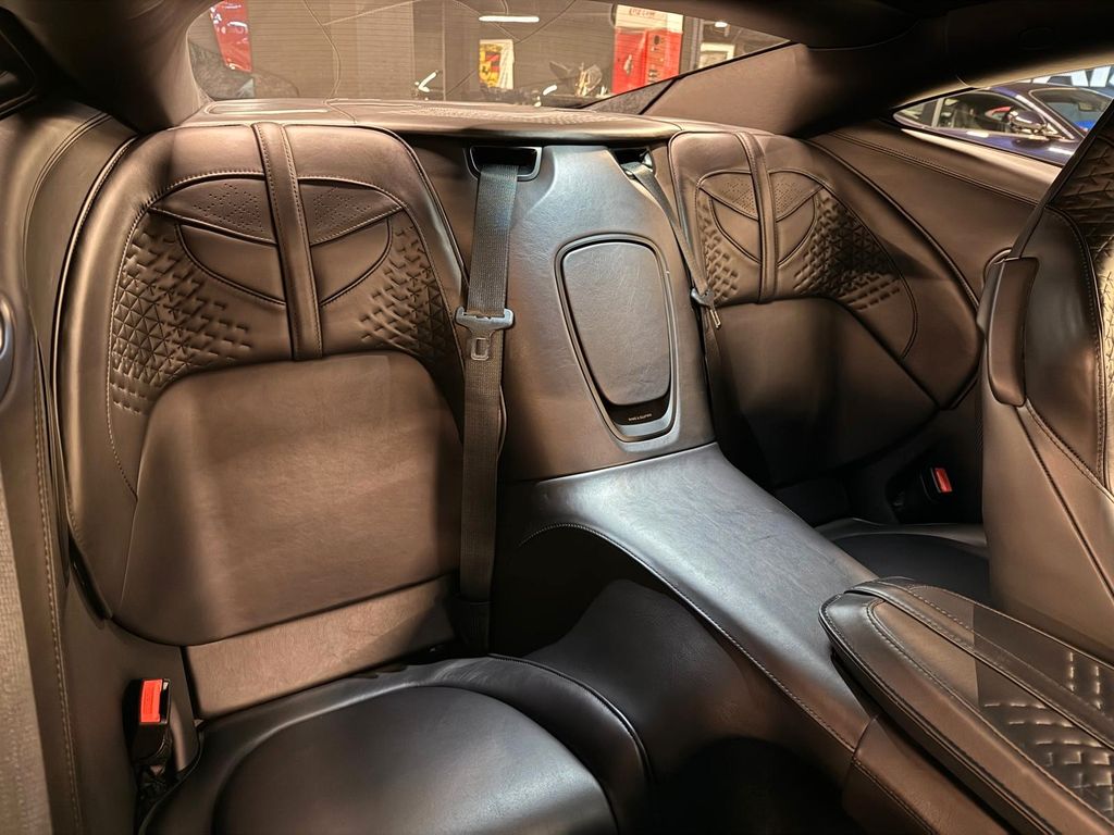 Aston Martin DBS 2022