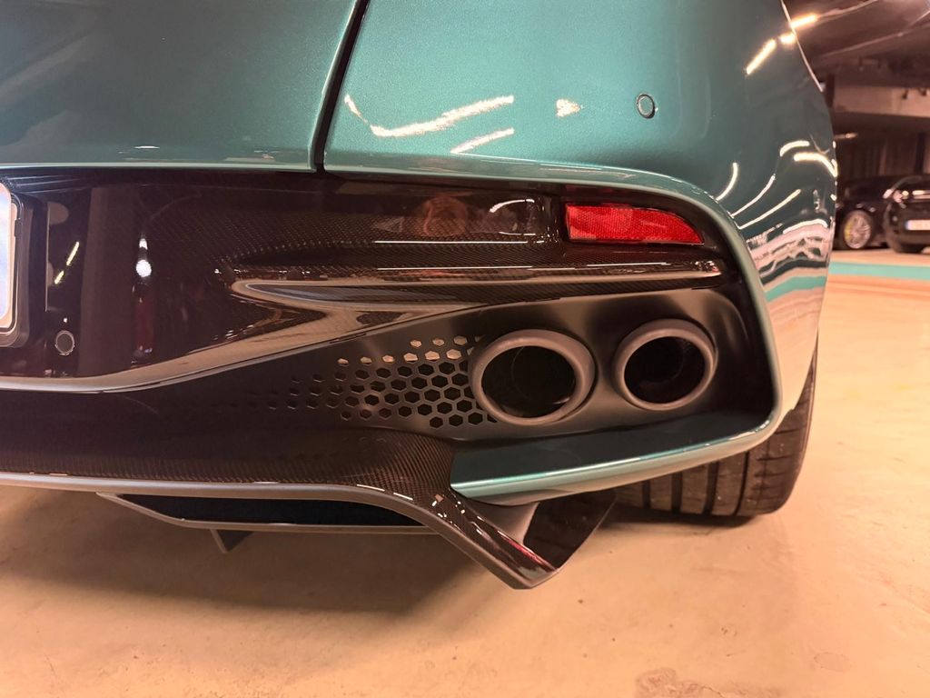 Aston Martin DBS 2022