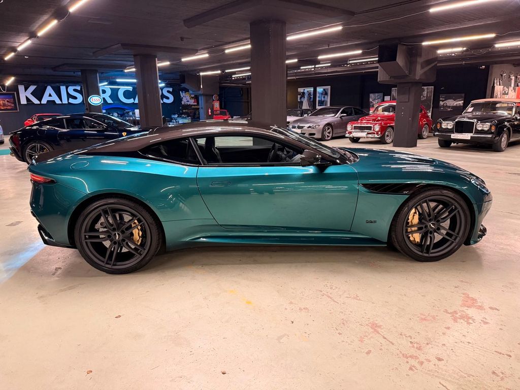 Aston Martin DBS 2022