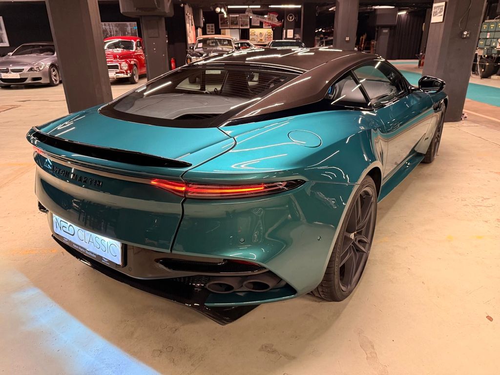 Aston Martin DBS 2022