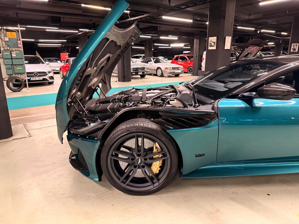 Aston Martin DBS 2022