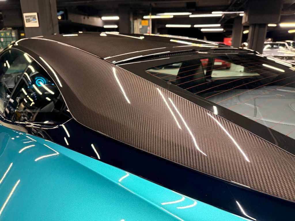 Aston Martin DBS 2022