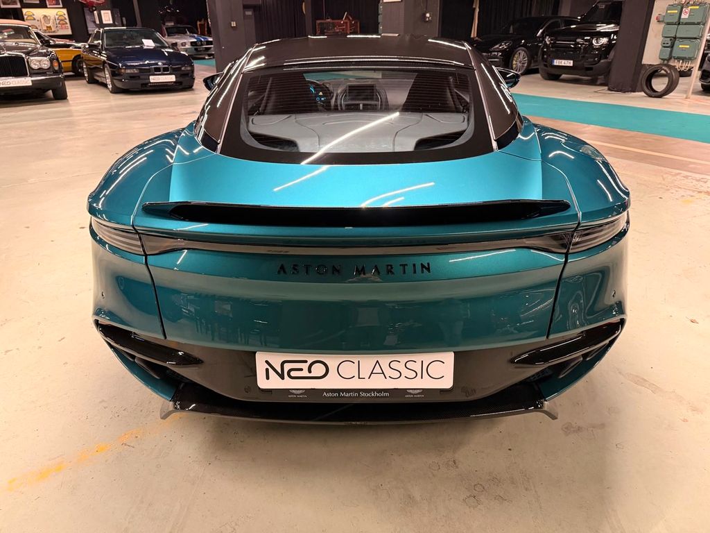 Aston Martin DBS 2022