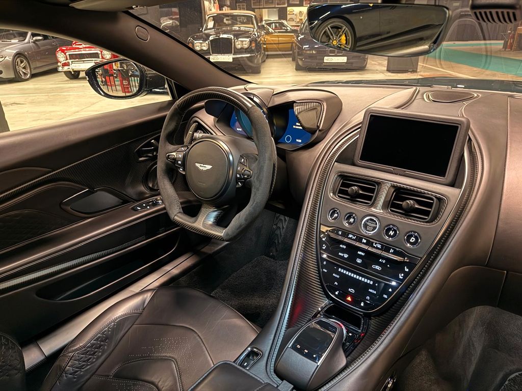 Aston Martin DBS 2022