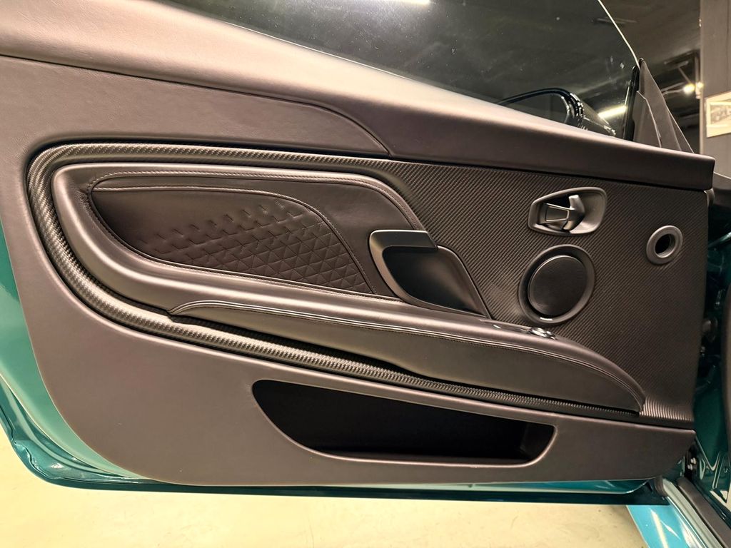 Aston Martin DBS 2022