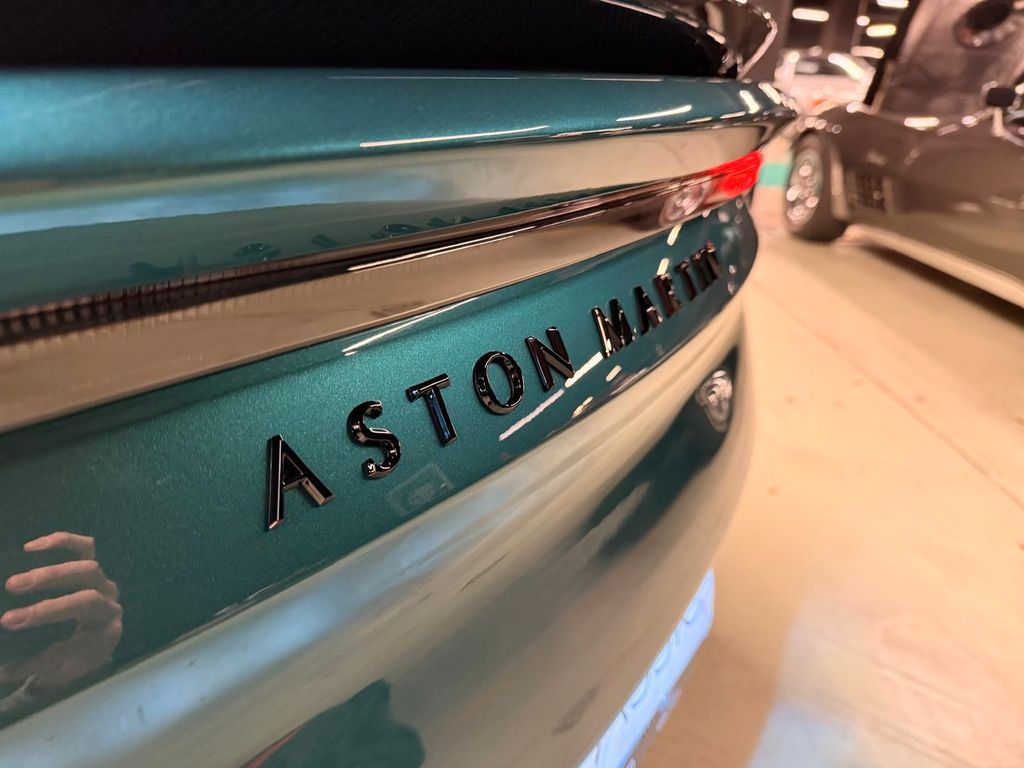 Aston Martin DBS 2022