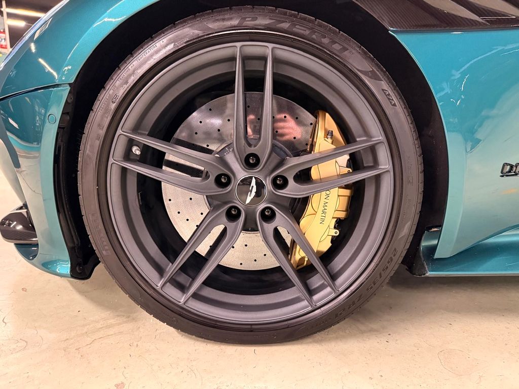 Aston Martin DBS 2022