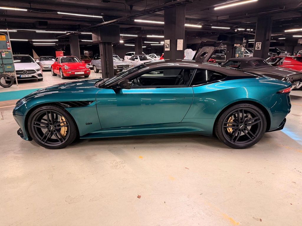 Aston Martin DBS 2022